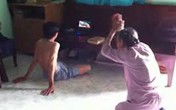Clip mẹ già vái lạy: Người con trai là giáo viên Clip mẹ già vái lạy: Người con trai là giáo viên