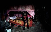 Cuộc sống "vợ chồng" của cô bé 12 tuổi Cuộc sống "vợ chồng" của cô bé 12 tuổi