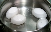 Mẹo bóc vỏ trứng nhanh Mẹo bóc vỏ trứng nhanh