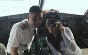Lý Nhã Kỳ được cơ trưởng mời lên buồng lái Lý Nhã Kỳ được cơ trưởng mời lên buồng lái
