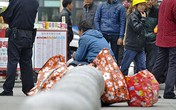 Gói xác con mang về quê vì không có tiền mai táng Gói xác con mang về quê vì không có tiền mai táng