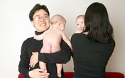 Bận "túi bụi" như những bà mẹ sinh con năm một Bận "túi bụi" như những bà mẹ sinh con năm một
