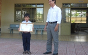 Từ chối "hối lộ", bé lớp 1 giúp công an bắt cướp Từ chối "hối lộ", bé lớp 1 giúp công an bắt cướp