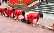 Dàn nhân viên nữ khóc lóc quỳ giữa phố Dàn nhân viên nữ khóc lóc quỳ giữa phố