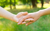 Khi khó khăn, vợ chồng hãy cầm tay nhau Khi khó khăn, vợ chồng hãy cầm tay nhau
