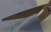 Tên trộm bệnh hoạn thích cắt quần áo của các cô gái khi ngủ Tên trộm bệnh hoạn thích cắt quần áo của các cô gái khi ngủ