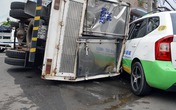 Hàng chục người cứu bà lão bị xe tải đè Hàng chục người cứu bà lão bị xe tải đè