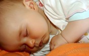 Bé 8 tháng tuổi, sữa mẹ liệu còn chất? Bé 8 tháng tuổi, sữa mẹ liệu còn chất?
