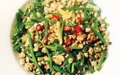 Cay cay hến xào lá hẹ Cay cay hến xào lá hẹ