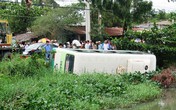 Xe buýt đang lưu thông bỗng lộn nhào xuống ao Xe buýt đang lưu thông bỗng lộn nhào xuống ao