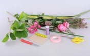 Hướng dẫn cách bó hoa hồng thành trái tim lãng mạn Hướng dẫn cách bó hoa hồng thành trái tim lãng mạn