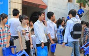 Sĩ tử mặc quần đùi, vác ghế đi thi Sĩ tử mặc quần đùi, vác ghế đi thi