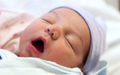 Bé lười bú mẹ, lên cân chậm Bé lười bú mẹ, lên cân chậm