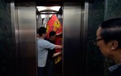 "Ngoan cố" không nhường nhau, thang máy rơi vì quá tải "Ngoan cố" không nhường nhau, thang máy rơi vì quá tải