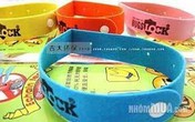 Loét cổ chân vì đeo vòng chống muỗi Loét cổ chân vì đeo vòng chống muỗi