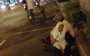 Thanh niên ôm cụ già, diễn trò “mẹ bị ung thư” để xin tiền Thanh niên ôm cụ già, diễn trò “mẹ bị ung thư” để xin tiền