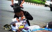 Nhẫn tâm phơi nắng bé 8 tháng để bán vé số Nhẫn tâm phơi nắng bé 8 tháng để bán vé số
