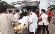 2 người bị điện phóng cháy xém khi lắp biển quảng cáo 2 người bị điện phóng cháy xém khi lắp biển quảng cáo