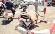 Thêm một cháu bé bị mẹ “hành xác” giữa trời nắng Thêm một cháu bé bị mẹ “hành xác” giữa trời nắng