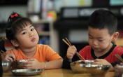 Thời điểm chuẩn tập ăn cơm cho bé Thời điểm chuẩn tập ăn cơm cho bé