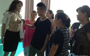 Chàng trai chuyên đi... mát-xa ngực bà đẻ Chàng trai chuyên đi... mát-xa ngực bà đẻ