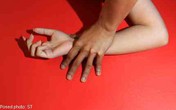 Dùng súng đe dọa rồi hiếp dâm hàng xóm Dùng súng đe dọa rồi hiếp dâm hàng xóm