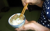 Mẹ già 93 tuổi ăn cơm chan nước mắt vì con bất hiếu Mẹ già 93 tuổi ăn cơm chan nước mắt vì con bất hiếu