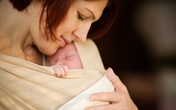 Ôm bé sau sinh - việc nhỏ, lợi ích lớn! Ôm bé sau sinh - việc nhỏ, lợi ích lớn!