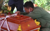 Thắt lòng cảnh người đàn ông làm đám ma cho cả nhà Thắt lòng cảnh người đàn ông làm đám ma cho cả nhà