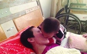 Cảm động bé 2 tuổi hàng ngày mớm cơm cho mẹ Cảm động bé 2 tuổi hàng ngày mớm cơm cho mẹ