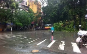 Mưa lớn, phố Hà Nội lại biến thành sông Mưa lớn, phố Hà Nội lại biến thành sông