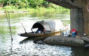 Ngủ ở móng cầu, bé 3 tuổi chết đuối thương tâm Ngủ ở móng cầu, bé 3 tuổi chết đuối thương tâm