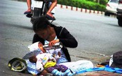 Đời cay đắng của người mẹ phơi nắng con để bán vé số Đời cay đắng của người mẹ phơi nắng con để bán vé số