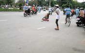 Hàng chục người ngăn cản một phụ nữ lao đầu vào xe tải Hàng chục người ngăn cản một phụ nữ lao đầu vào xe tải