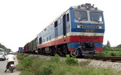 Hà Nội: Băng qua đường sắt, 2 người bị tàu tông nguy kịch Hà Nội: Băng qua đường sắt, 2 người bị tàu tông nguy kịch