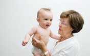 Bà nội chăm cháu: khóc nhiều hơn cười Bà nội chăm cháu: khóc nhiều hơn cười
