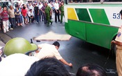 Nữ sinh viên chết thảm dưới bánh xe buýt Nữ sinh viên chết thảm dưới bánh xe buýt