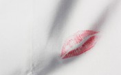 Chồng và vết son môi trên lưng áo Chồng và vết son môi trên lưng áo