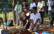 4 người đàn ông như phát điên tại đám tang nạn nhân trôi xe 4 người đàn ông như phát điên tại đám tang nạn nhân trôi xe
