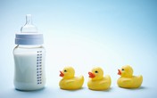 Đưa sữa mẹ và sữa công thức lên "bàn cân" Đưa sữa mẹ và sữa công thức lên "bàn cân"