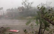 Cơn bão mạnh hiếm thấy đang "càn quét" miền Trung Cơn bão mạnh hiếm thấy đang "càn quét" miền Trung