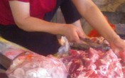 Kinh hoàng lòng lợn được làm sạch bằng... ủng Kinh hoàng lòng lợn được làm sạch bằng... ủng