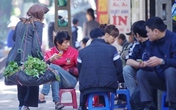 Bức ảnh bà già gánh rau muống bán rong gây xúc động cư dân mạng Bức ảnh bà già gánh rau muống bán rong gây xúc động cư dân mạng