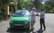 Tài xế xe taxi trả lại 50 triệu đồng cho khách Tây Tài xế xe taxi trả lại 50 triệu đồng cho khách Tây