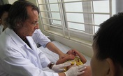 GS DeCastro phẫu thuật 6 em bé bị khiếm khuyết bộ phận sinh dục GS DeCastro phẫu thuật 6 em bé bị khiếm khuyết bộ phận sinh dục