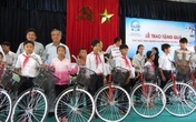 Gần 800 suất quà đến với học sinh, sinh viên nghèo vượt khó Gần 800 suất quà đến với học sinh, sinh viên nghèo vượt khó