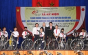 Tặng 200 xe đạp cho học sinh nghèo vượt khó Tặng 200 xe đạp cho học sinh nghèo vượt khó