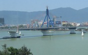 Nhảy cầu tự tử trong cơn mưa lớn Nhảy cầu tự tử trong cơn mưa lớn