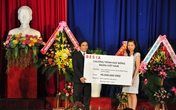 Trao học bổng cho sinh viên ĐH Đà Nẵng trong ngày khai giảng Trao học bổng cho sinh viên ĐH Đà Nẵng trong ngày khai giảng