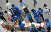 Hà Nội: Cơm chay miễn phí ấm lòng sĩ tử Hà Nội: Cơm chay miễn phí ấm lòng sĩ tử